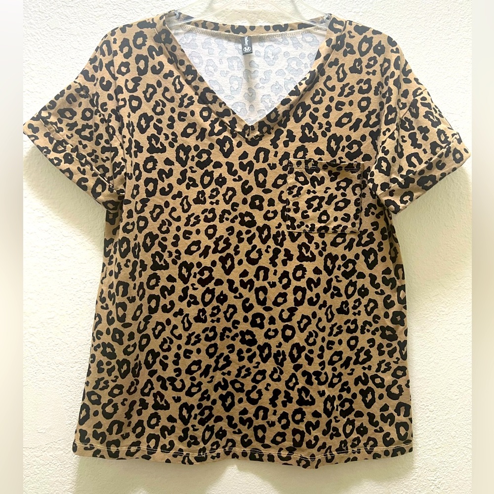 Prinstory Chettah Print V-neck Tee. In excellent condition size Medium